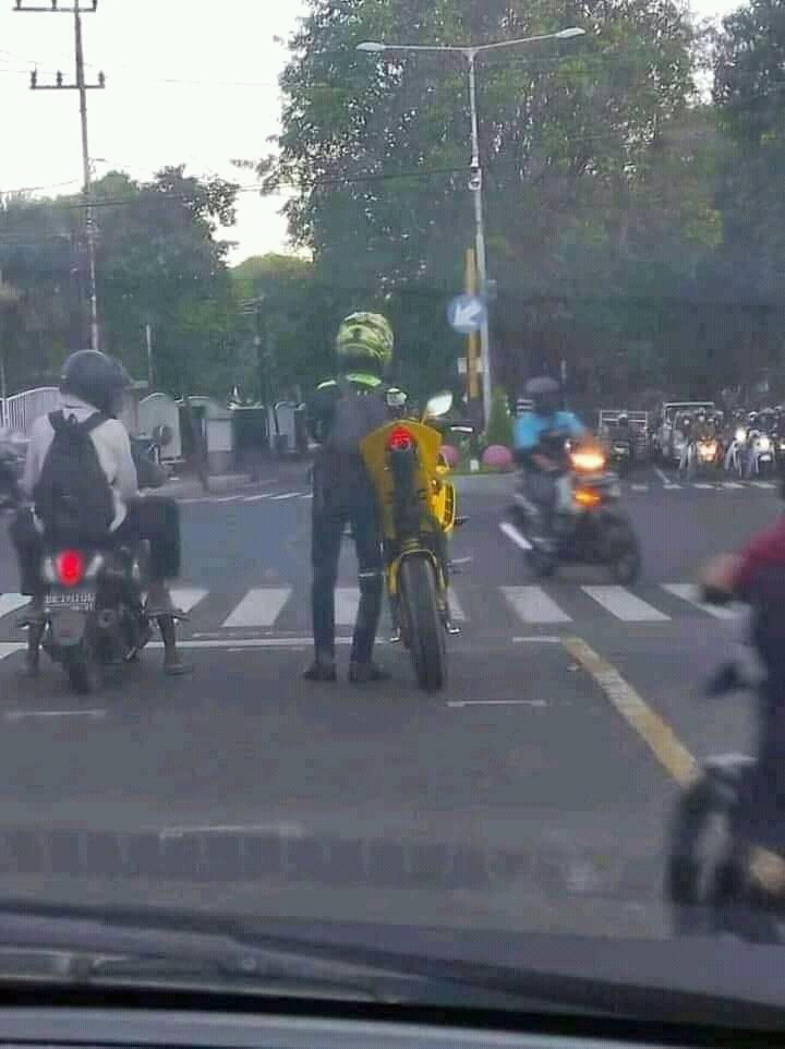 4 Kejadian Langka Pengendara Motor di Jalan, Auto Acungin Jempol